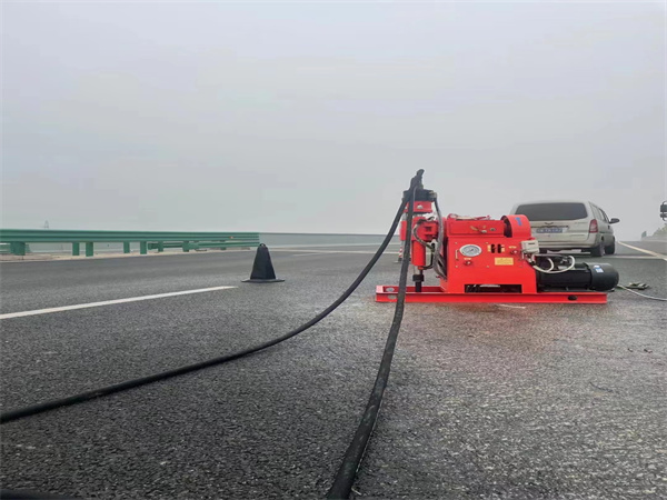 二连浩特马路路基路面开裂下沉注浆加固灌浆